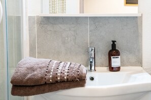 Een douche, een haardroger, handdoeken