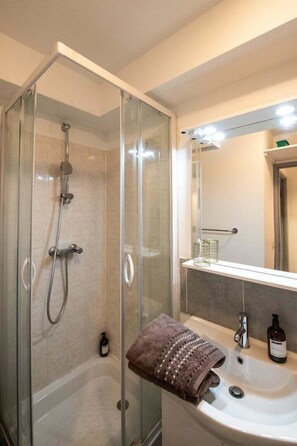 Shower, hair dryer, towels - Le Nid du 7e - Charmant appartement au calme (Lyon)