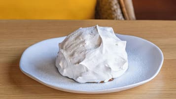 Un plato blanco con un postre sobre una mesa de madera.