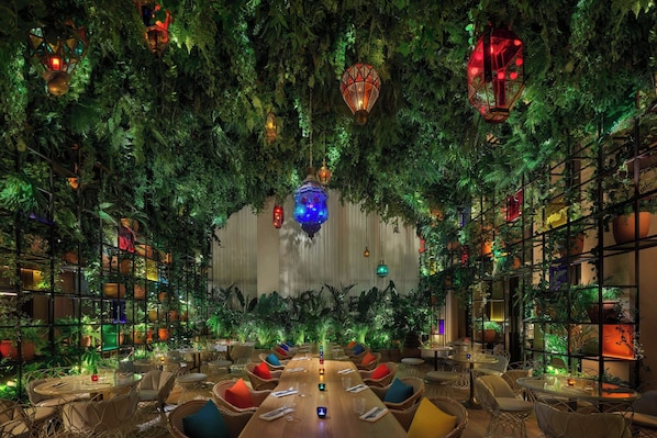 2 間餐廳，供應早餐、午餐和晚餐，墨西哥料理