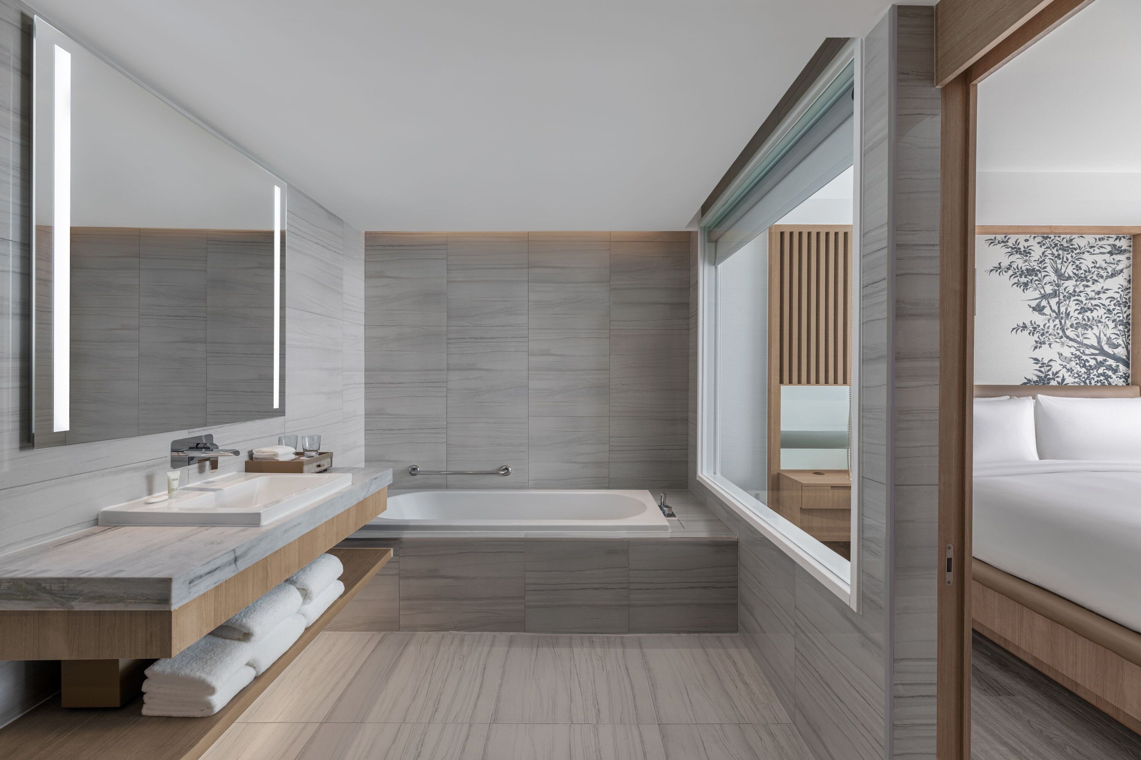 deluxe suite, 1 bedroom, non smoking, city view | bathroom | free toiletries, hair dryer, bathrobes, slippers