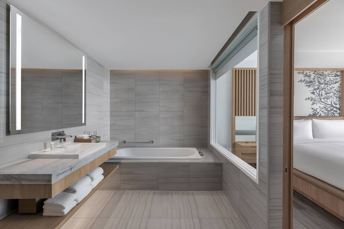 deluxe suite, 1 bedroom, non smoking, city view | bathroom | free toiletries, hair dryer, bathrobes, slippers