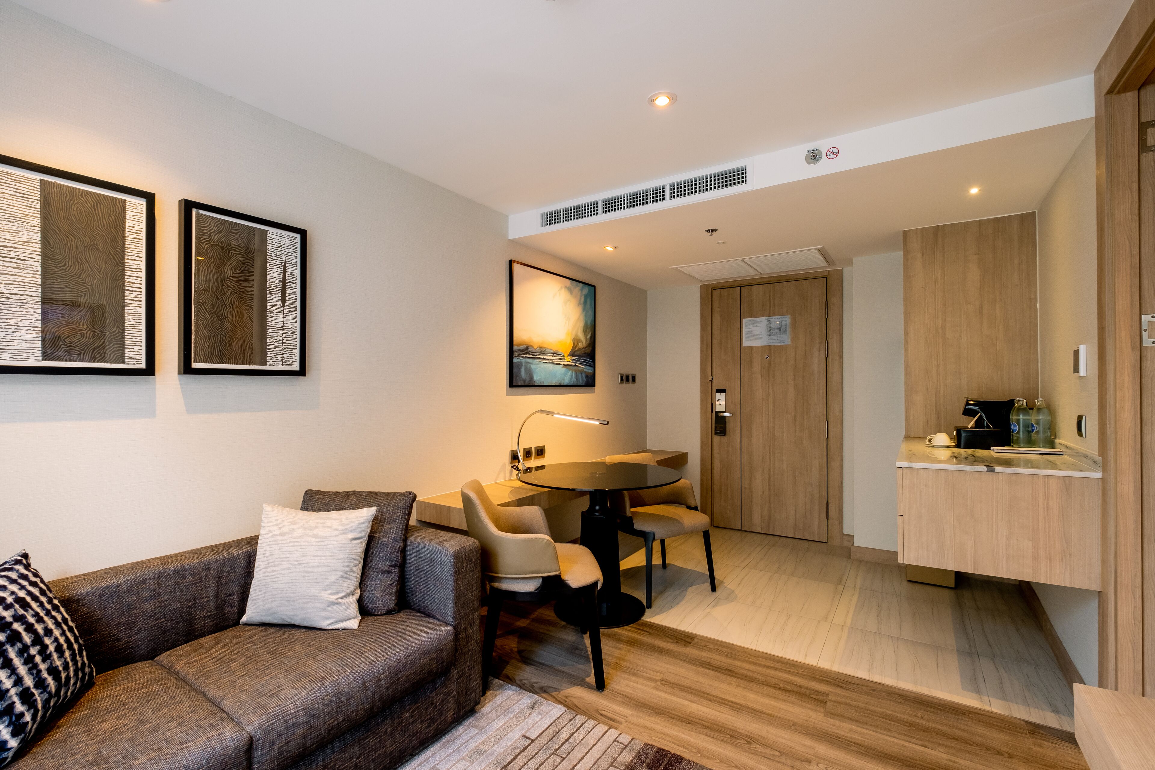 deluxe suite, 1 bedroom, non smoking, city view | 1 bedroom, in-room safe, desk, laptop workspace