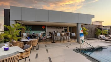 2 bares, salón en el lobby, bar en la azotea