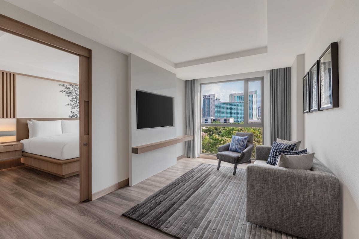Suite ejecutiva, 1 cama de matrimonio grande, no fumadores, vistas a la ciudad | Sala de estar | Televisión LED de 55 pulgadas con canales por cable, una televisión