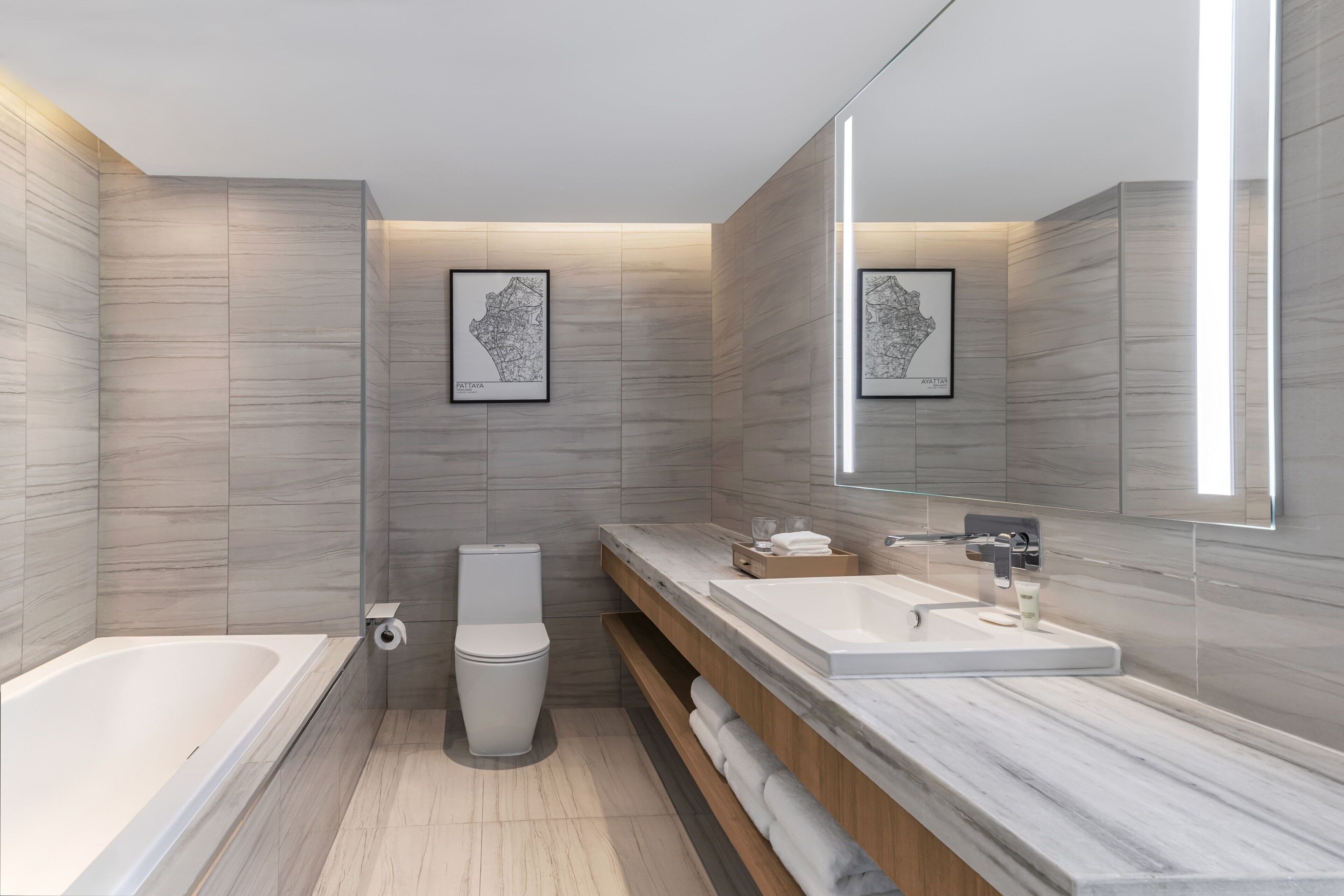 executive suite, 1 king bed, non smoking, city view | bathroom | free toiletries, hair dryer, bathrobes, slippers