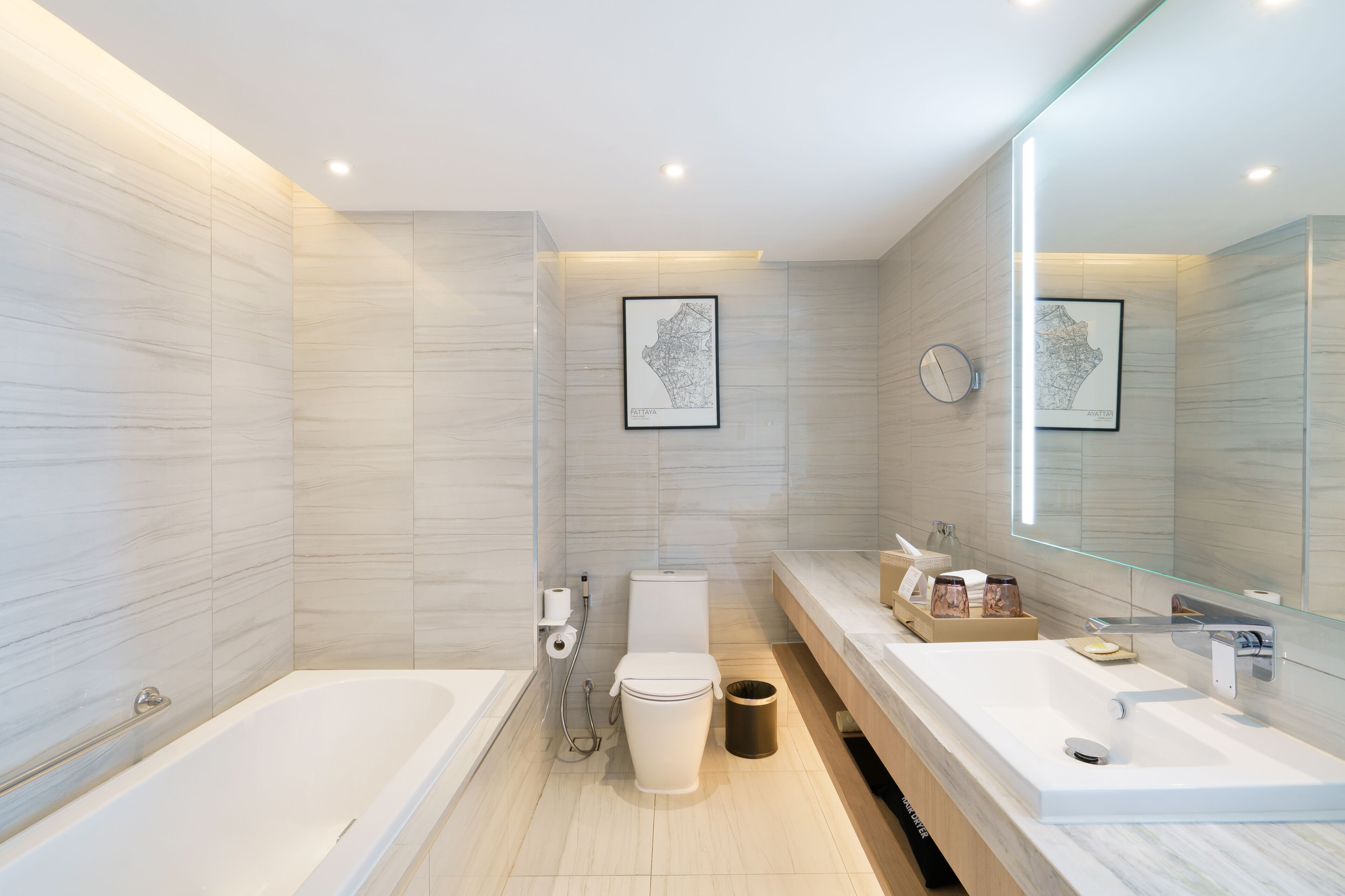 executive suite, 1 king bed, non smoking, city view | bathroom | free toiletries, hair dryer, bathrobes, slippers