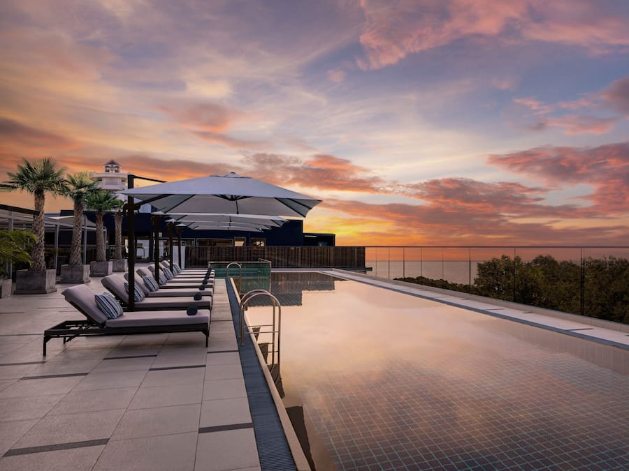 Piscina a l'aire lliure, para-sols i gandules