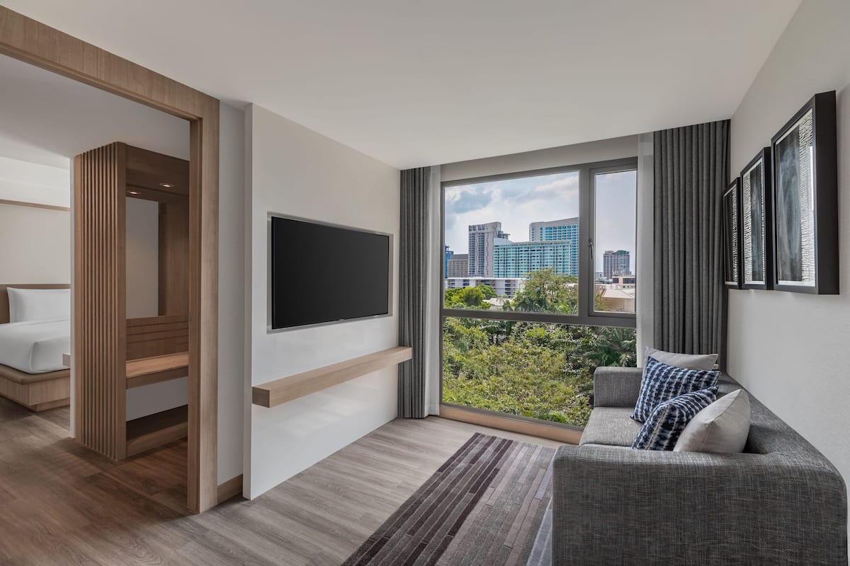 Suite Deluxe, 1 habitación, no fumadores, vistas a la ciudad | Sala de estar | Televisión LED de 55 pulgadas con canales por cable, una televisión