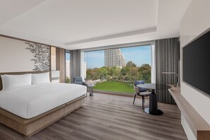Habitación Deluxe, 1 cama de matrimonio grande, no fumadores, vistas a la ciudad | 1 dormitorio, caja fuerte, escritorio