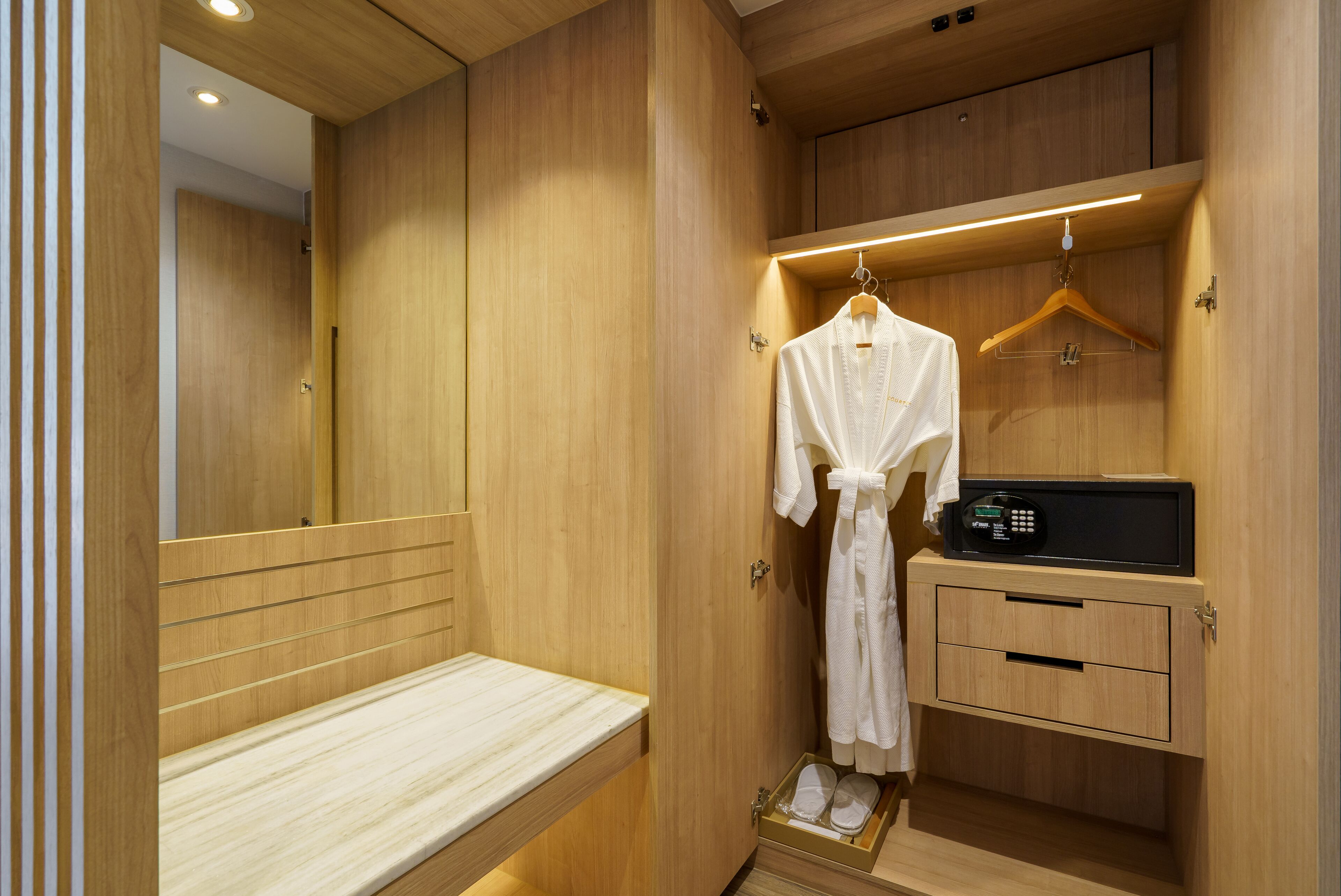 deluxe suite, 1 bedroom, non smoking, city view | wardrobe