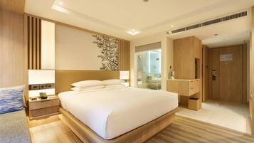 Habitació Premier, 1 llit de matrimoni gran i sofà llit, no fumadors, vistes a la ciutat | Caixa forta a l'habitació i escriptori