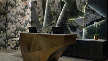 ฝ่ายต้อนรับ