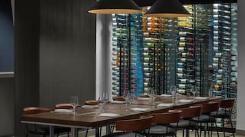 2 restaurantes, se sirven desayunos, comidas, cenas y cocina americana