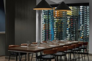 2 restaurants, breakfast, lunch, dinner served; American cuisine 