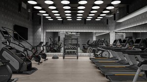 Een sportschool met loopbanden, hometrainers en elliptische trainers.