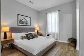 2 habitaciones, escritorio, tabla de planchar con plancha y wifi gratis 