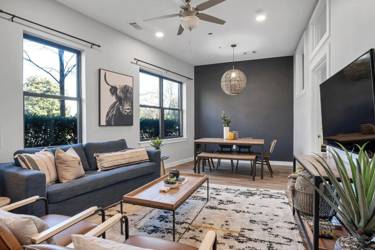 STYLISH 2 Bedroom, 3 Bed Near Restaurants & Vandy!