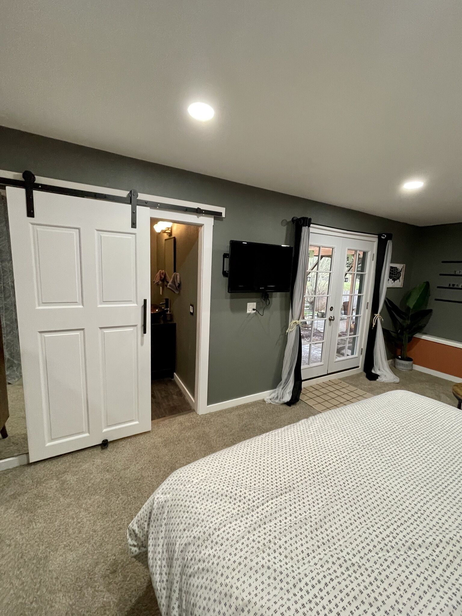 1 slaapkamer, verduisterende gordijnen, een strijkplank/strijkijzer