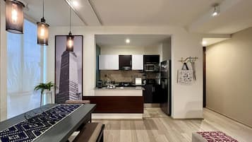 Departamento urbano | Área de sala de estar | Smart TV de 50 pulgadas con canales digitales, televisión y Netflix