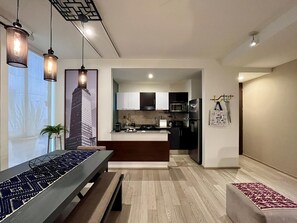 City appartement | Woonruimte | Een 50-inch smart-tv met digitale zenders, televisie en Netflix