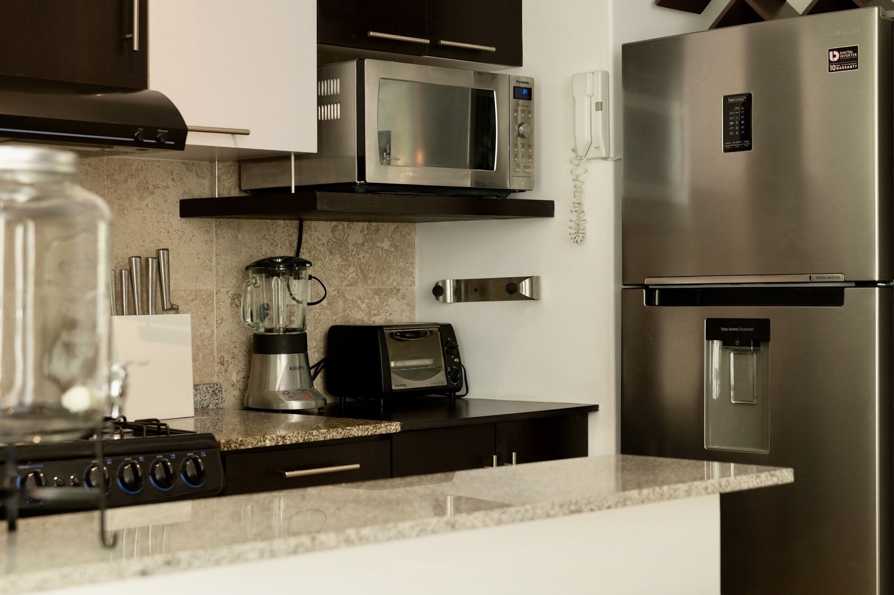 Departamento urbano | Cocina privada | Refrigerador, microondas, horno y cafetera de espresso 