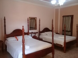 Minibar, coffres-forts dans les chambres, draps fournis