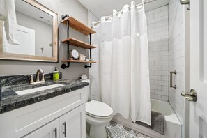 Duschwanne, Haartrockner, Handtücher, Toilettenpapier