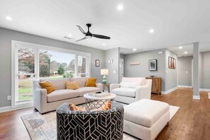 Smart TV, fireplace - Blue Ribbon 3BR/2BA Bungalow near Truist Park (Smyrna)