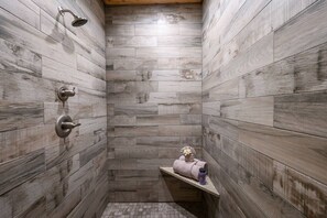 Regadera, amenidades de baño ecológicas, secadora de cabello, toallas 