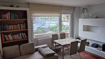 Een televisie en boeken