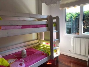 3 bedrooms, desk, iron/ironing board, free WiFi