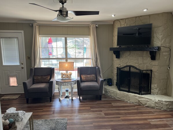 TV, fireplace