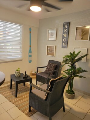 Standard Single Room | Living area | 40-inch Smart TV with cable channels, TV, Netflix - Playa icacos (Fajardo)