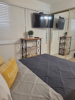Espacio para trabajar con laptop y cortinas blackout 
