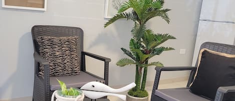 Standard Single Room | Living area | 40-inch Smart TV with cable channels, TV, Netflix