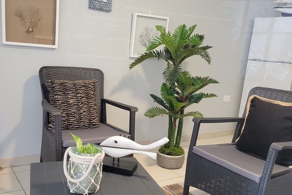 Standard Single Room | Living area | 40-inch Smart TV with cable channels, TV, Netflix
