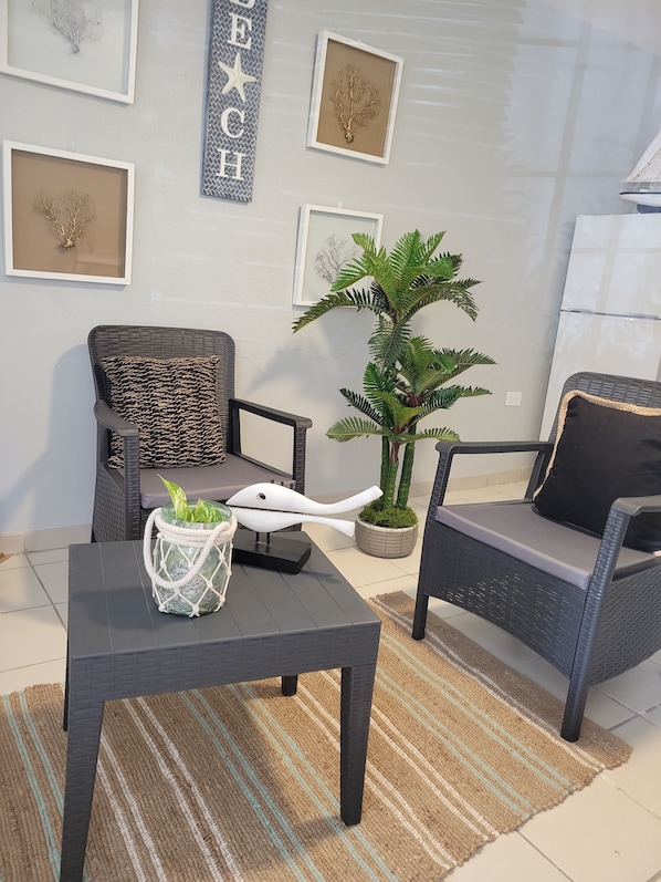 Standard Single Room | Living area | 40-inch Smart TV with cable channels, TV, Netflix - Playa icacos (Fajardo)