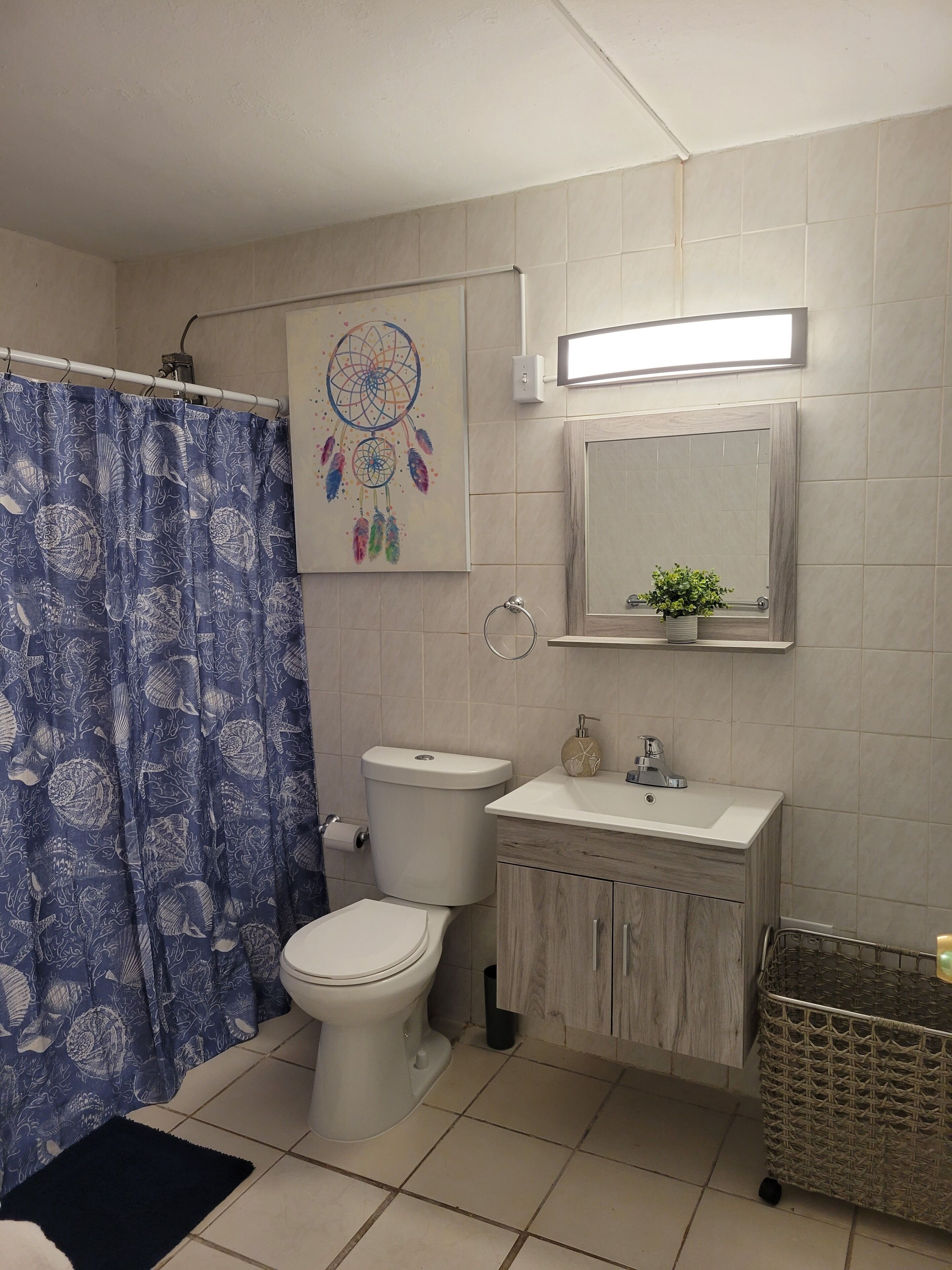 Ein Badezimmer mit Toilette, Waschbecken und Duschvorhang.