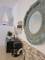 Refrigerador, microondas, cafetera/tetera, tostadora