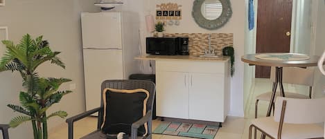 Standard Single Room | Living area | 40-inch Smart TV with cable channels, TV, Netflix