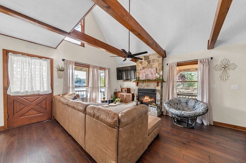 Sleeps 10, Igloo Guest House, 5 Kayaks, + MORE!