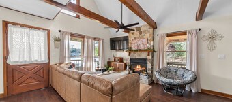 Sleeps 10, Igloo Guest House, 5 Kayaks, + MORE!