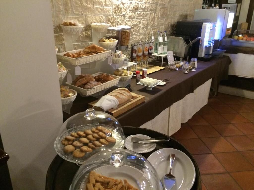 Disposição de buffet com diversos alimentos e bebidas.
