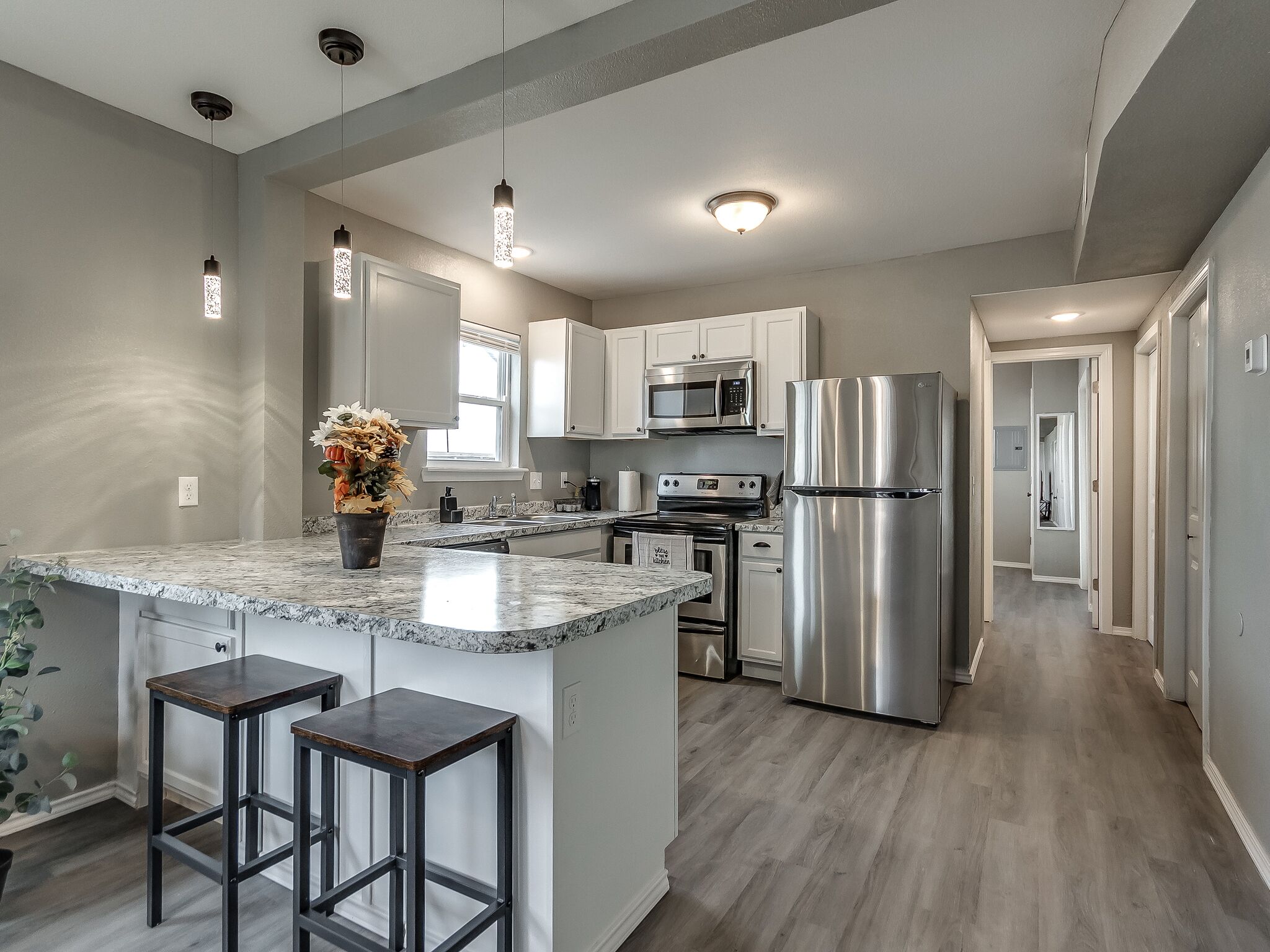 Réfrigérateur, micro-ondes, four, plaque de cuisson