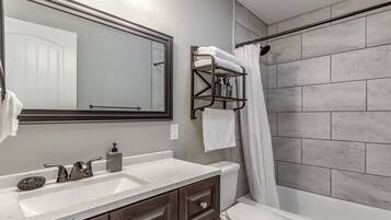 Ensemble douche/baignoire, sĂšche-cheveux, serviettes fournies, savon