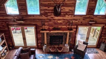 Smart TV, lareira, livros, aparelho de som