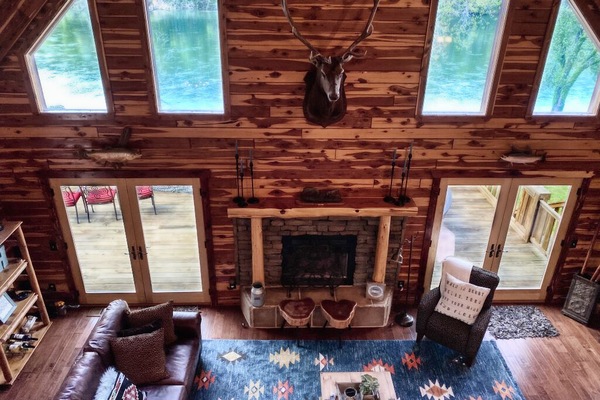 Smart TV, fireplace, books, stereo