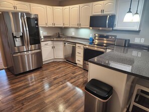 Réfrigérateur, four à micro-ondes, un four, surface de cuisson