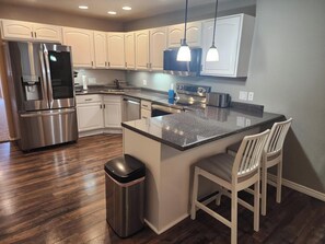 Réfrigérateur, micro-ondes, four, plaque de cuisson